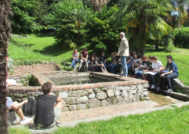 I ragazzi di Padova nel parco storico-archeologico davanti alla fontana di S. Agostino