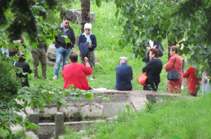 Il gruppo di visitatori al parco Rus Cassiciacum