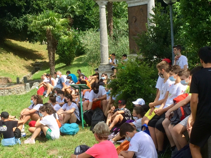 I ragazzi dell'Oratorio di Briosco nel parco S. Agostino mentre ascoltano la guida