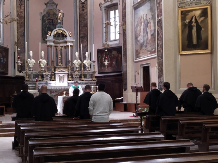 Il gruppo di agostiniani celebra la S. Messa nella parrocchiale di Cassago