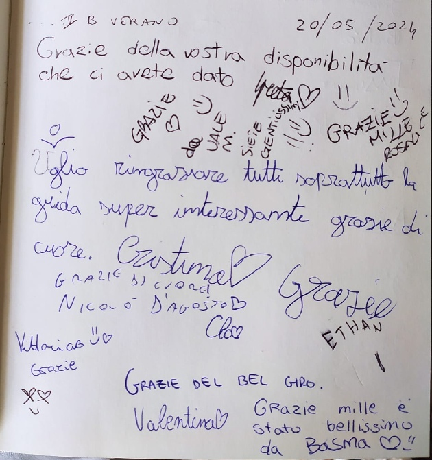 Il saluto dei bambini di una classe sul libro dell'Associazione