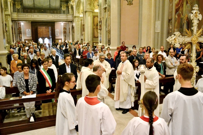 p. Baldoni presiede la celebrazione liturgica nella parrocchiale di Cassago