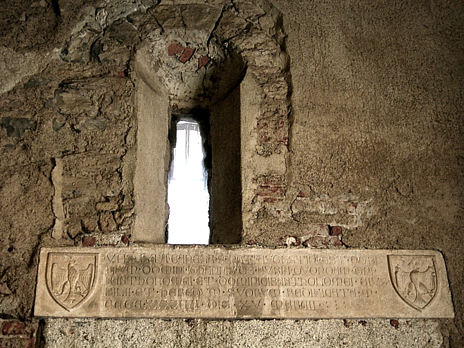 Monofora meridionale dalla facciata, troncata in basso da una lapide con epigrafe datata 15 III 1446