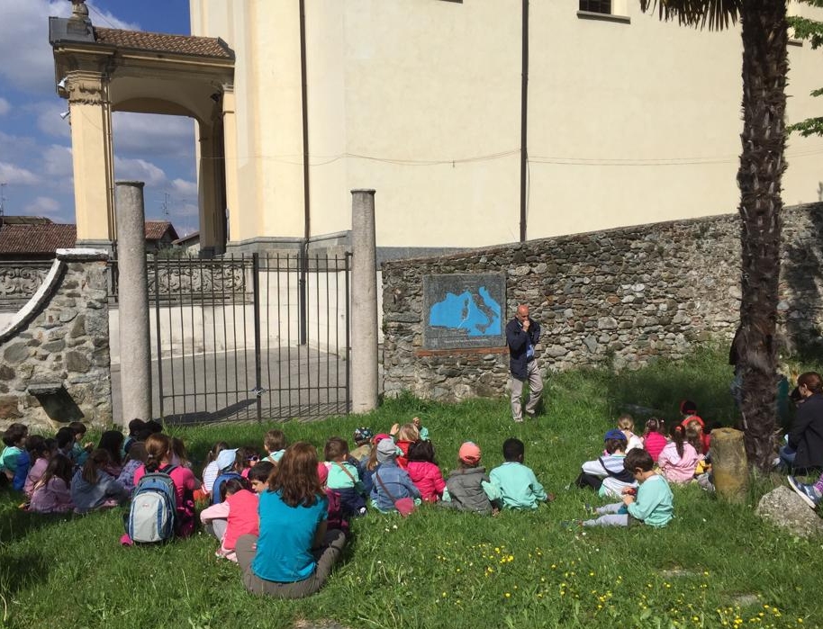 I bambini ascoltano le spiegazioni riguardanti il rus Cassiciacum di sant'Agostino