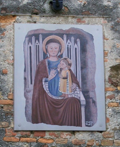 Copia dell'immagine della Madonna del latte sulla torre del Santuario di S. Maria della Noce