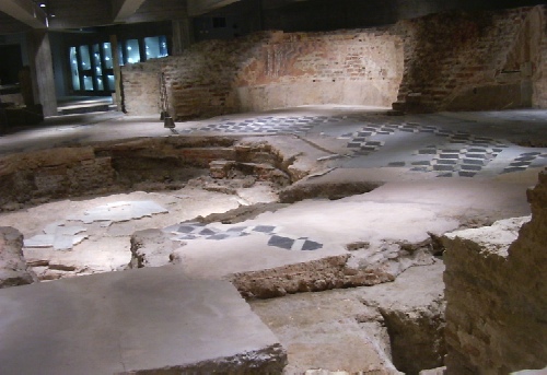 Il fonte battesimale sotto il Duomo di Milano dove Agostino fu battezzato da Ambrogio nel 387 d. C.