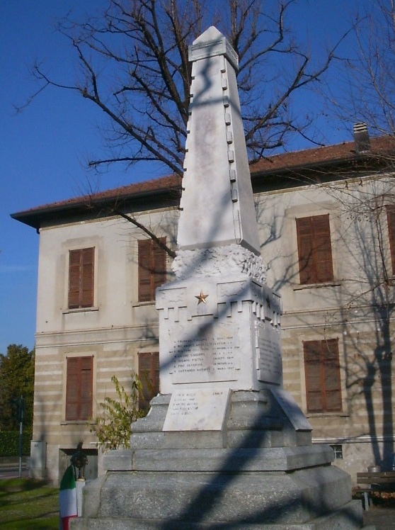 Il Monumento ai Caduti della Prima Guerra Mondiale nel giardino antistante il Vecchio Municipio