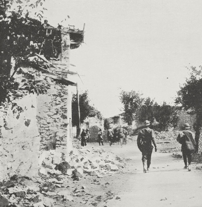 Soldati italiani entrano a Devetachi