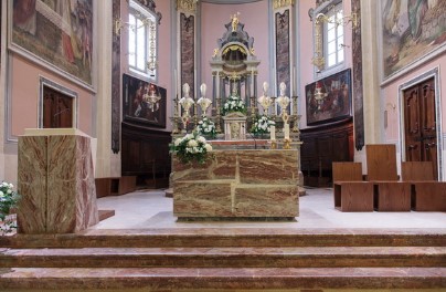 L'altare maggiore della chiesa parrocchiale