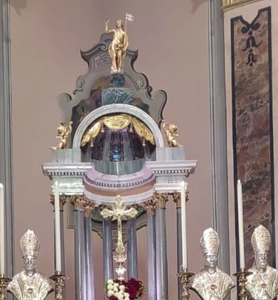 L'altare maggiore con i due angioletti