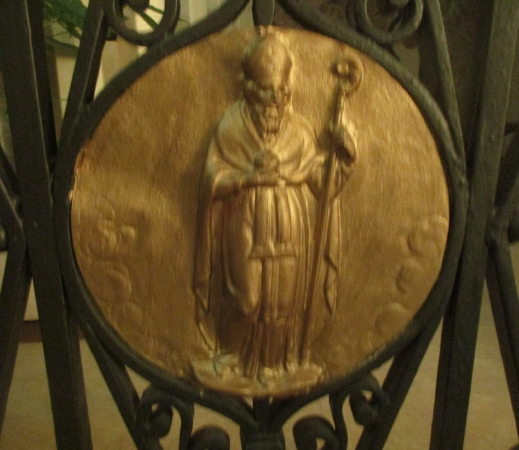 Medaglione di S. Agostino nel battistero della chiesa parrocchiale