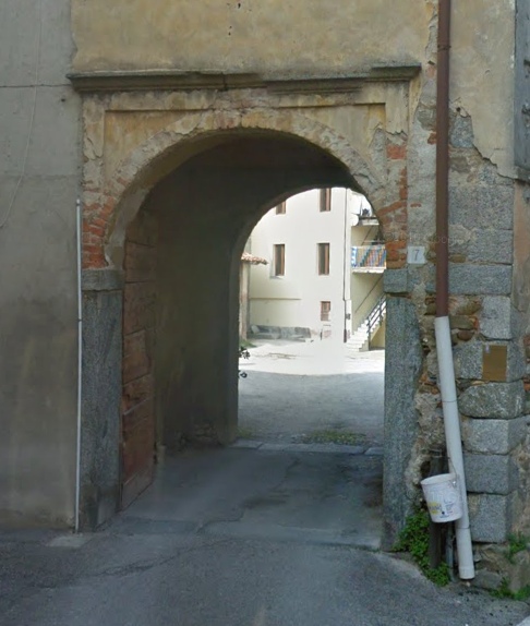 La monumentale porta d'entrata alla Curt de Baldai a Oriano