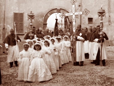 Una processione davanti alla vecchia canonica parrocchiale