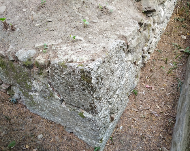 Resti delle fortificazioni dell'area del castello medioevale di Cassago