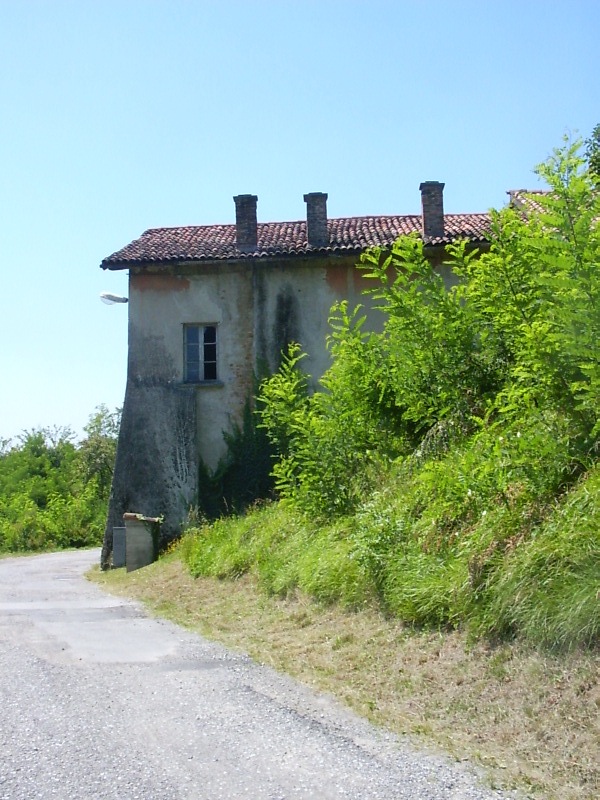 La strada per la Costajola con il primo edificio della localit (anno 2003)