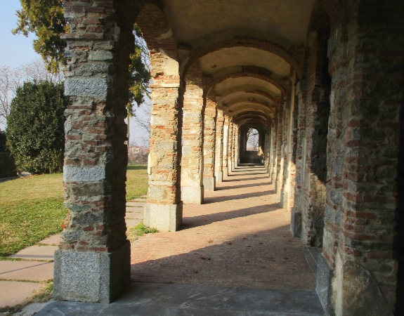 Porticato seicentesco del palazzo Pirovano contiguo alla chiesa parrocchiale
