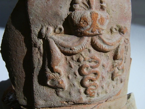 Stemma visconteo su una tazza proveniente dall'area del Palazzo di Cassago