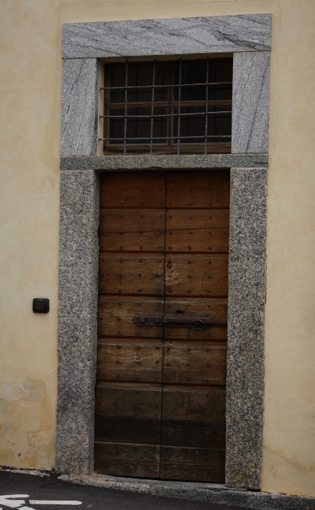 Entrata al campanile e sacrestia della chiesa edificata dal parroco Beretta
