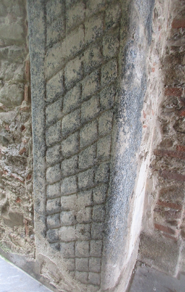 Spalla in granito lavorato di una porta nelle cantine del Palazzo Pirovano a Cassago