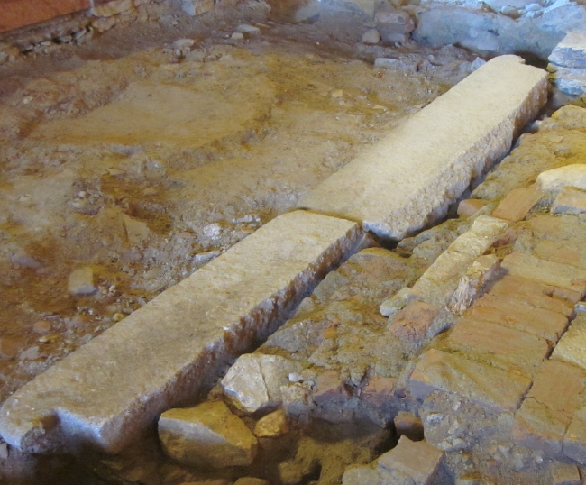 Gradini della chiesa parrocchiale medioevale di Cassago scoperti sotto il pavimento della nuova