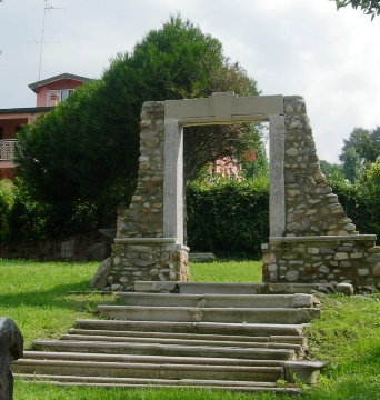 Ricostruzione dell'entrata della chiesa medioevale di santa Brigida d'Irlanda