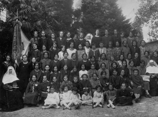 Suore e ragazze dell'Oratorio nel 1930 