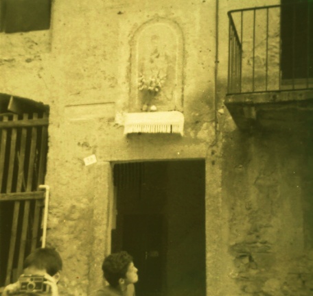 L'altare alla Madonna nella piazzetta di Tremoncino (1972)