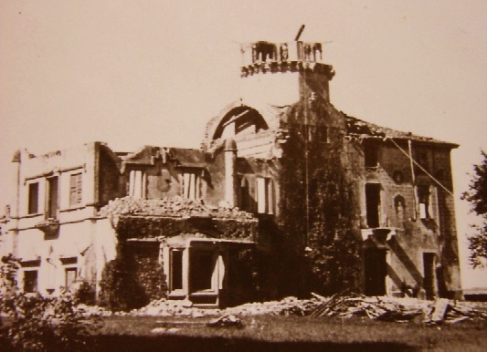 Il Palazzo Pirovano-Visconti viene demolito nel 1963 riportando alla luce numerosi reperti di et romana e medioevale