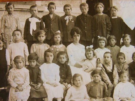 1912: la classe elementare con la Maestra