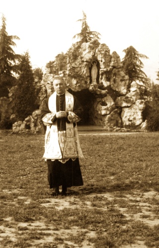don Giovanni Motta davanti alla grotta di Lourdes