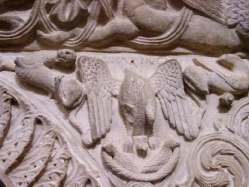 Milano: Basilica di sant'Ambrogio, il simbolo dell'evangelista Luca 