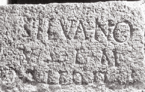 Lapide dedicata al dio Silvano nel battistero della chiesa romanica di Agliate