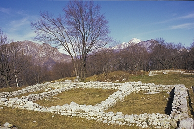 Alcuni resti degli insediamenti di Monte Barro