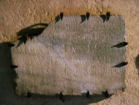 Epigrafe romana conservata nella Chiesa paleocristiana di Agliate 