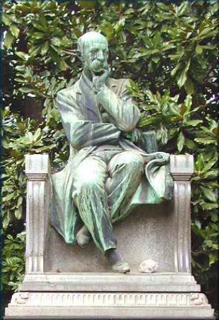 Statua di Gaetano Negri nei giardini di via Palestro a Milano