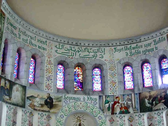 Basilica di Notre Dame d'Afrique a Algeri con pannelli di scene agostiniane