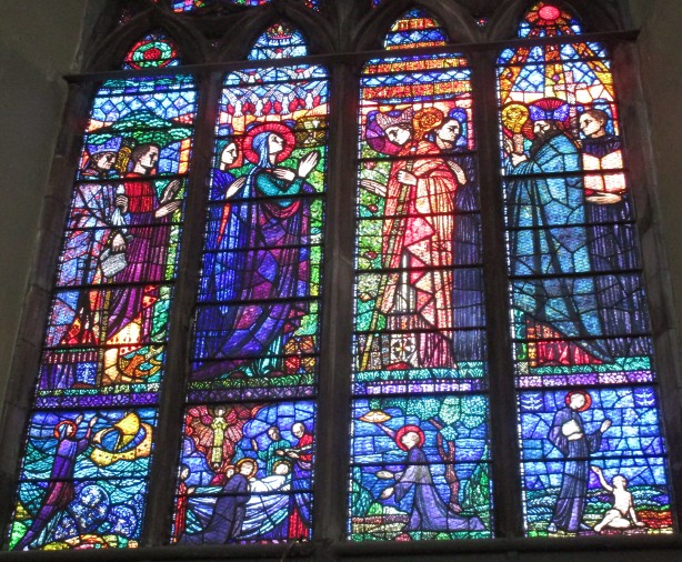 La vetrata della chiesa agostiniana di Dublino con scene agostiniane