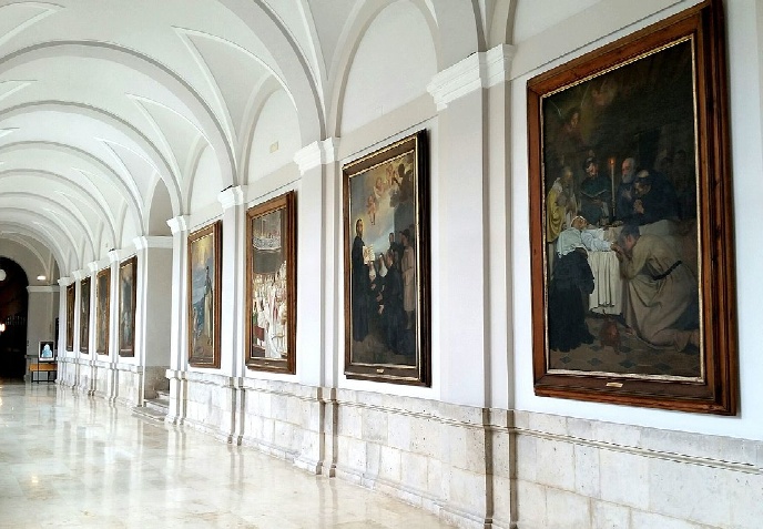 Le opere di Puchol nel chiostro del Collegio agostiniano di Valladolid