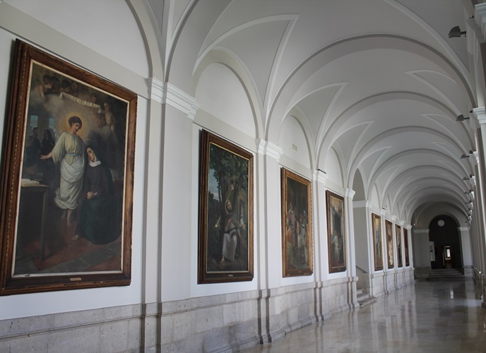 Le opere di Puchol nel chiostro del Collegio agostiniano di Valladolid