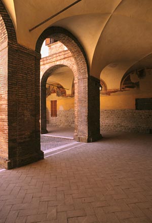 Il chiostro del monastero agostiniano di san Ginesio con i resti degli affreschi nelle lunette