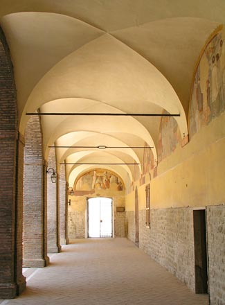 Il chiostro del monastero agostiniano di san Ginesio con i resti degli affreschi nelle lunette