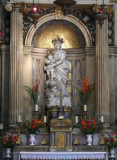 La Statua della Vergine sull'altare nel transetto orientale della Basilica di Notre-Dame-des-Victoires a Parigi