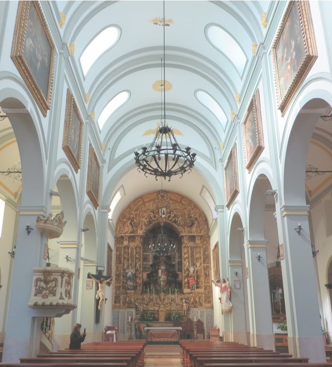 Interno della chiesa di Alhandra con i quadri del ciclo appesi in alto