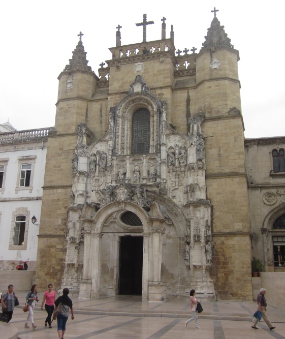 La facciata della chiesa di santa Cruz a Coimbra