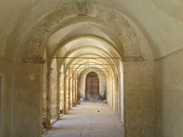 Un corridoio del chiostro del convento di sant'Agostino a Naro