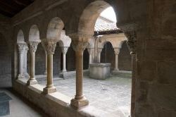 L'interno del chiostro del priorato agostiniano di Llu
