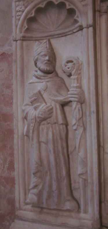 Agostino vescovo (particolare del Sarcofago di Martino Aliprandi) nella chiesa agostiniana di san Marco a Milano