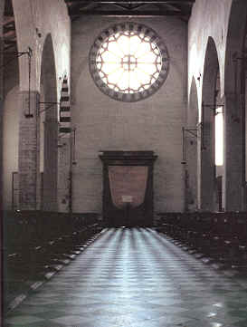 Rosone centrale sulla facciata della chiesa di S. Agostino a Como