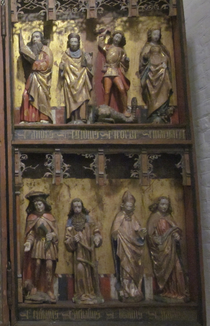 La sezione laterale destra della pala con numerosi santi intercessori