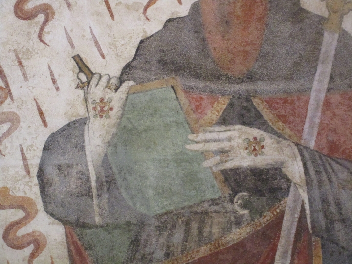 Sant'Agostino vescovo: particolare delle mani inguantate che reggono un libro